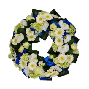 Afscheidsbloemen bloemstuk witte blauwe kleuren
