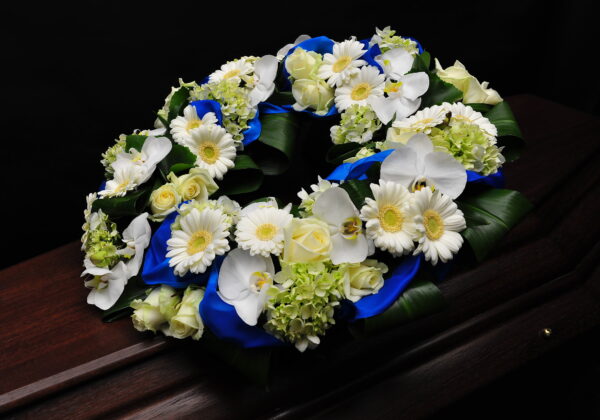 Afscheidsbloemen bloemstuk witte blauwe kleuren (foto grafkist)