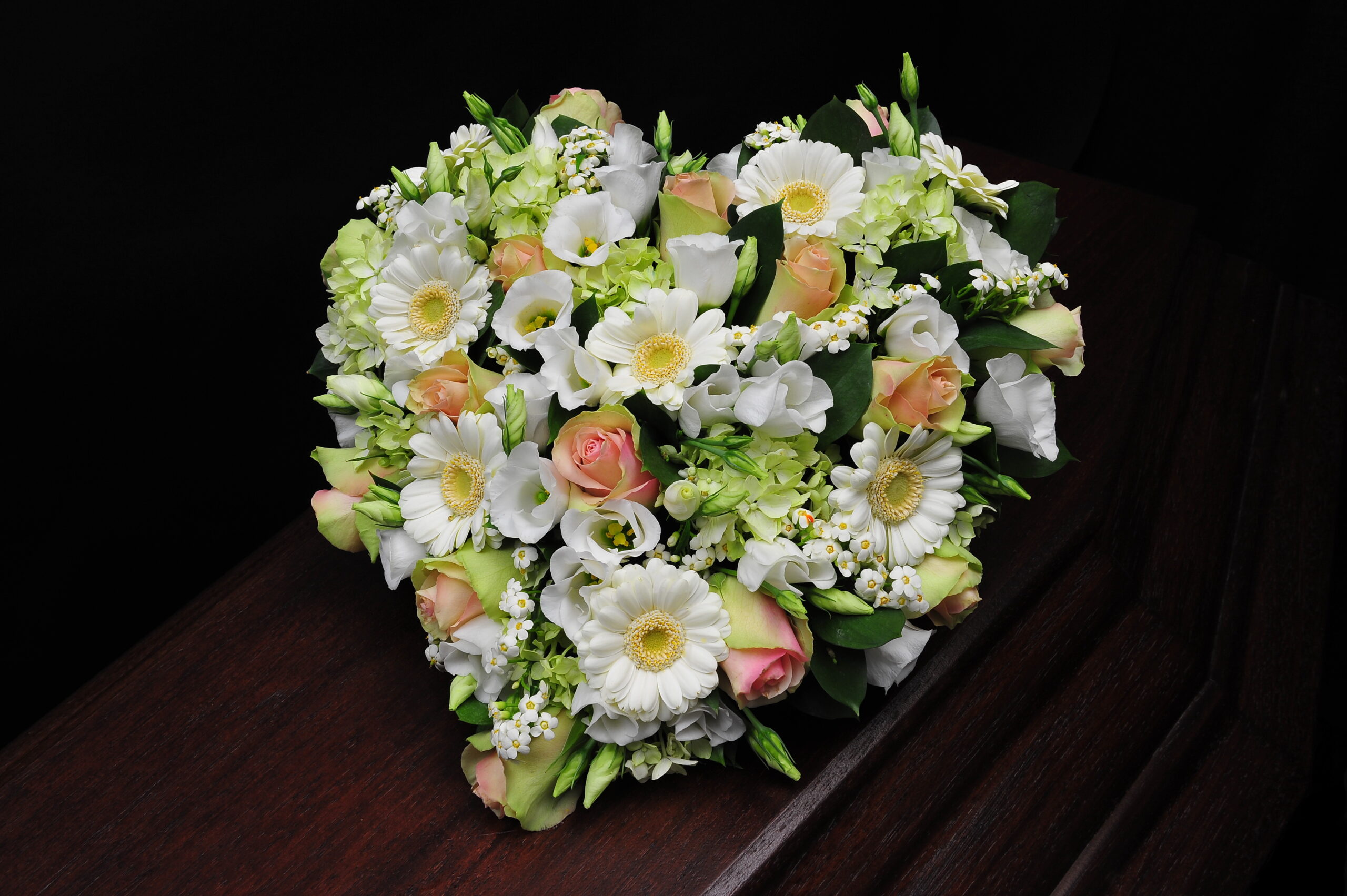 Afscheidsbloemen hart bloemen witte zachtroze kleuren (foto grafkist)