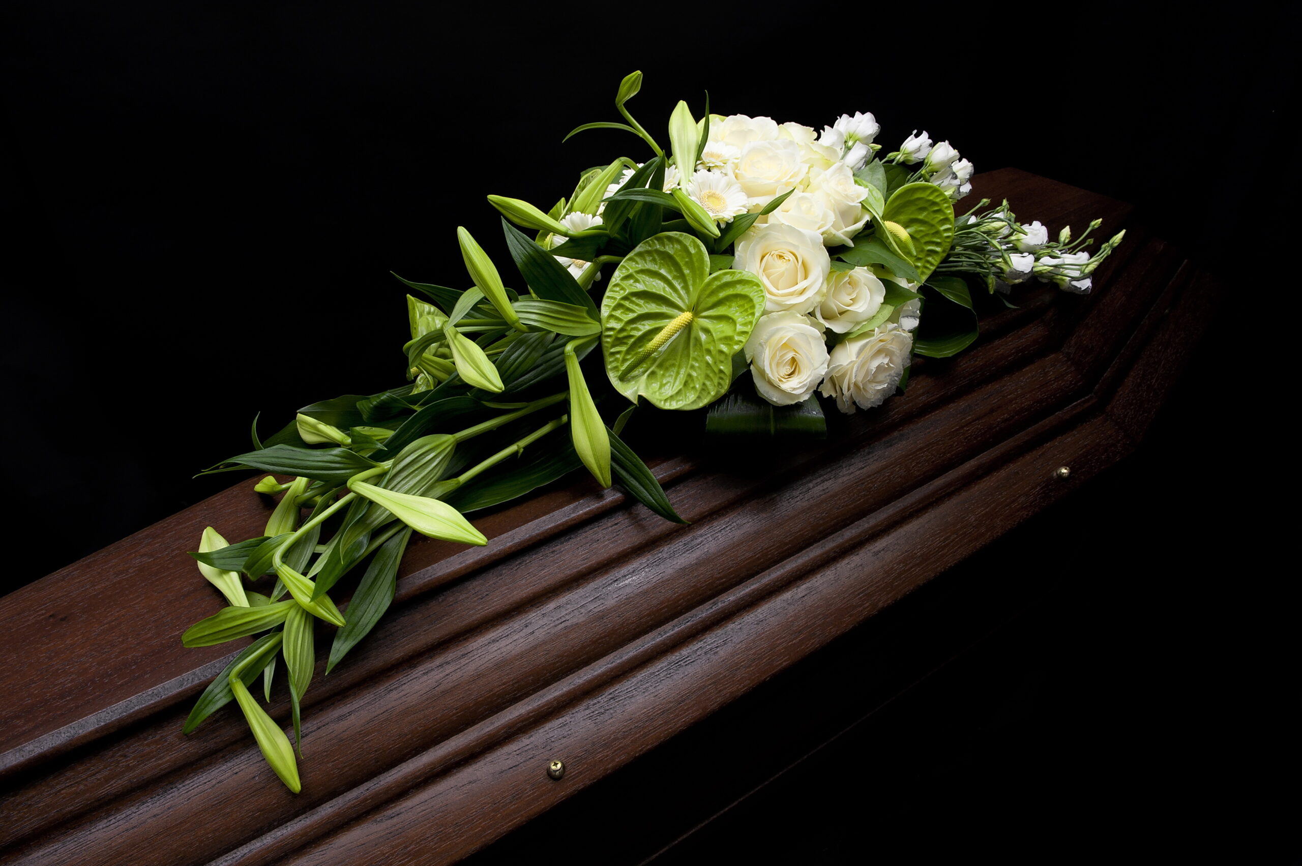 Afscheidsbloemen witte lelies anthurium (foto grafkist)