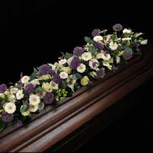 Afscheidsbloemen paars en wit detail