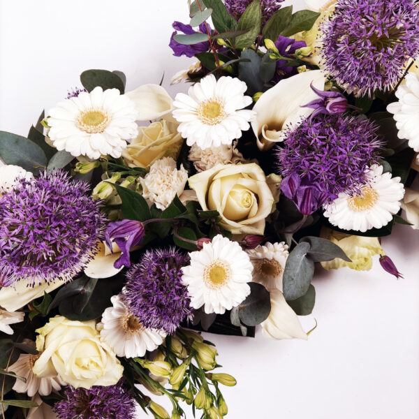 Afscheidsbloemen paars en wit detail